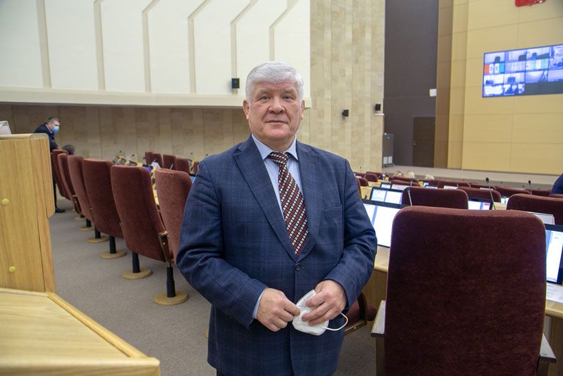Депутат Законодательного собрания Владимир Анисимов в зале заседаний